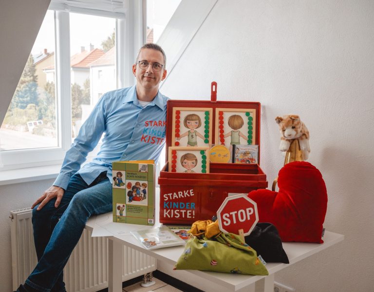 David M. Heltzel mit Materialien der Starke Kinder Kiste als Schulungspartner in Rheinland-Pfalz