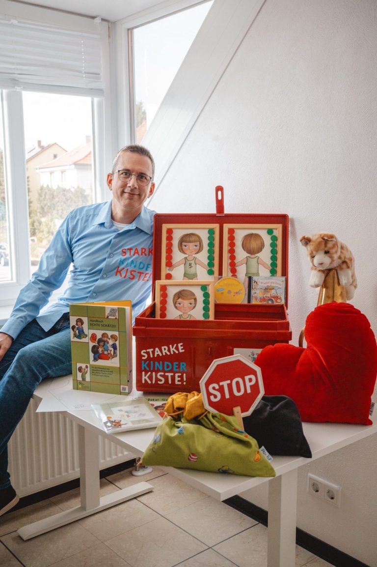David M. Heltzel mit Materialien der Starke Kinder Kiste als Schulungspartner in Rheinland-Pfalz
